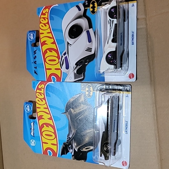 Hot Wheels Batmobile 2 Car set - Picture 4 of 4